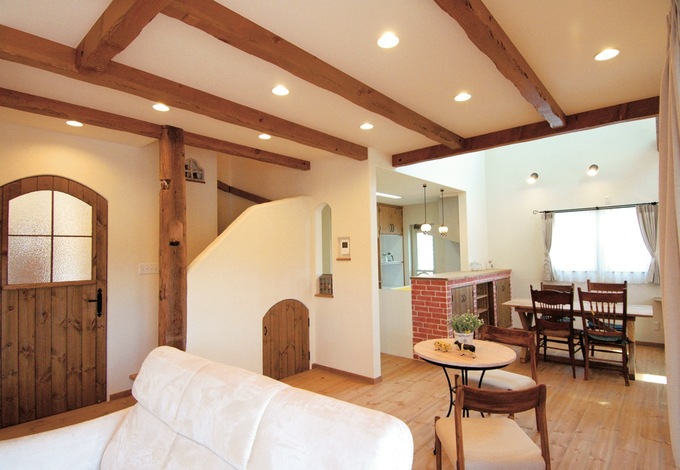 仲良し家族と小動物が住む とんがり屋根のメルヘンな家 富士ホームズデザインの新築施工例 イエタテ