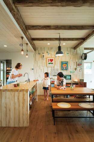 モザイクタイル貼りのアイランドキッチンも ダイニングセットも Pcカウンターも すべて同社のオーダーメイド 正面奥の白いウッドウォールは 木