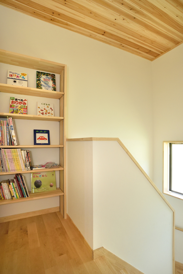 2階ホールのデッドスペースを有効利用した造作の本棚 子どもたちと一緒に読書を楽しむホームライブラリーとして大活躍 イエタテ