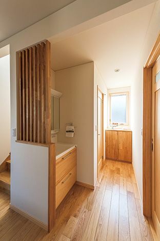 廊下の洗面台は 木のスリットが部 屋のアクセントに なり さりげなく目隠 しの役目も果たし ている イエタテ