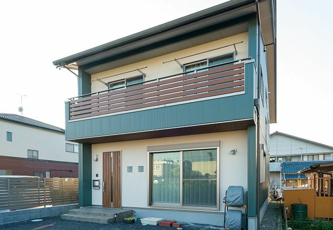 ガルバリウム鋼板と塗り壁の 異素材をミックス 玄関ドアとバルコニーのフェンスが ナチュラルな印象 イエタテ