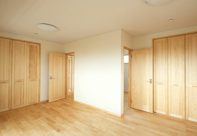 子ども部屋と主寝室には大容量のクローゼットを設置して 空間をスッキリと 小屋裏収納は４畳もあり 子どもの冒険心を育んでくれそう イエタテ
