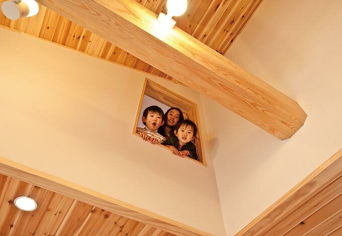 小屋裏収納の窓からリビングを望むことができる 窓を開けることで風が抜ける構造に イエタテ