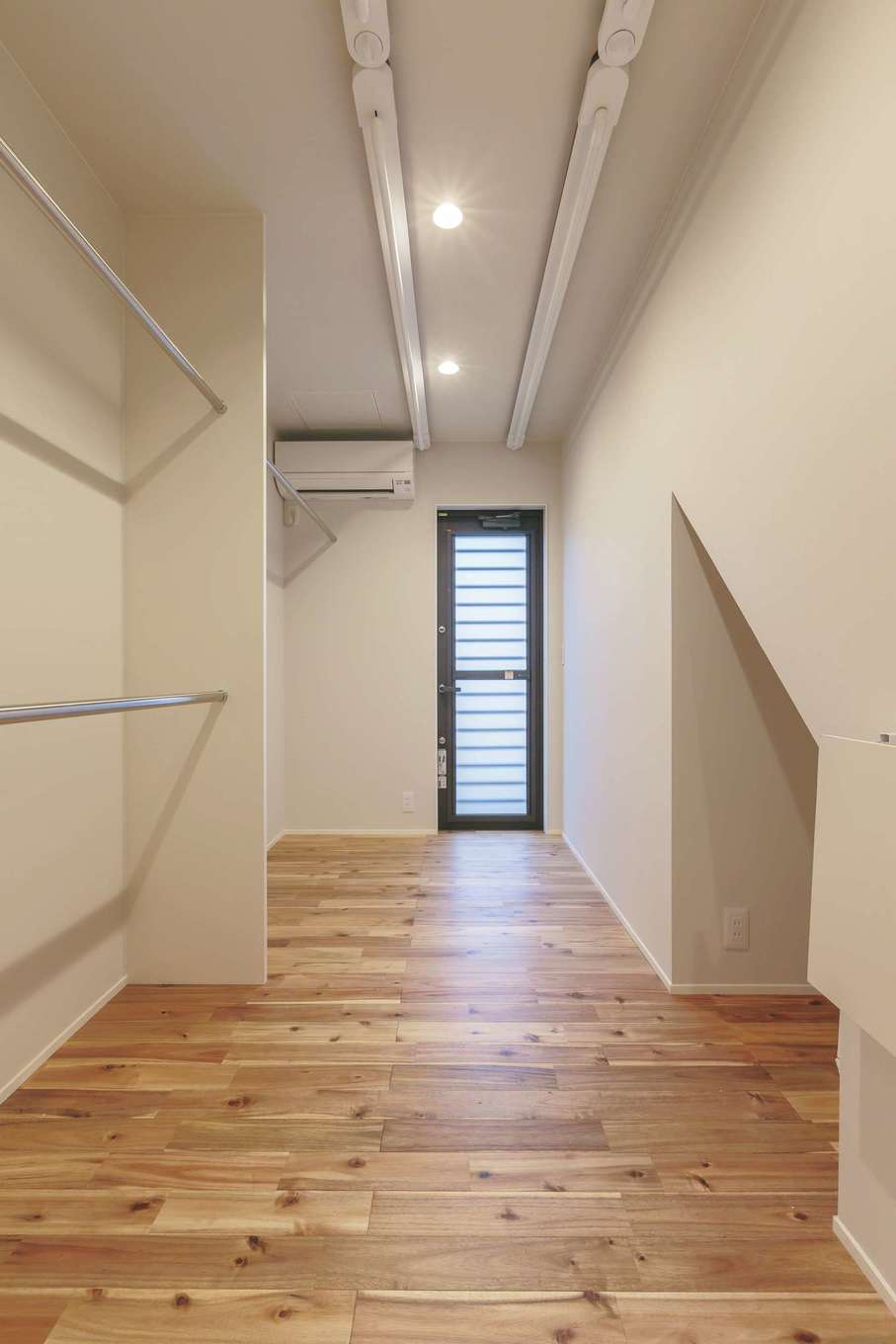 洗面脱衣室の向かいにファミリークローゼットを配し 天井に室内干しを設置 乾いたらハンガーに移動するだけで済み 洗濯の動線を画期的に短縮 外干