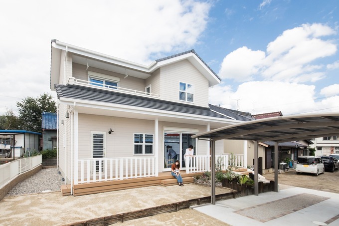 憧れの西海岸風を形にした カバードポーチのある外観がおしゃれ 仲間を集めて庭でバーベキューするのが楽しみ と夫妻 イエタテ