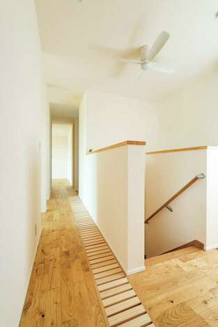 吹き抜けの格子が2階では廊下の一部に イエタテ