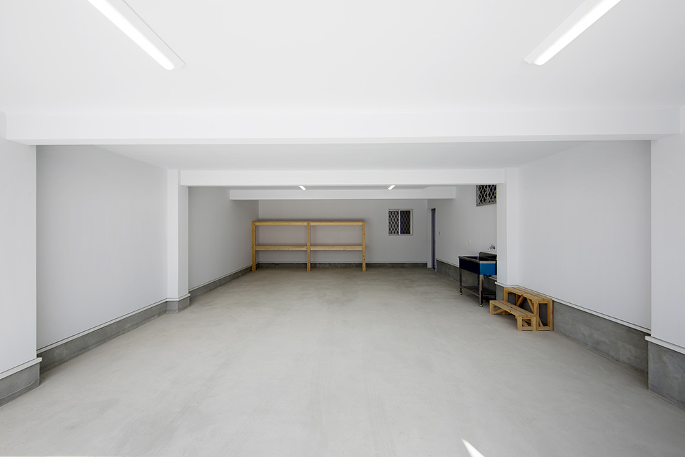 ガレージは車2台がラクラク駐車できる広さ 上階には収納スペースが設けられている イエタテ