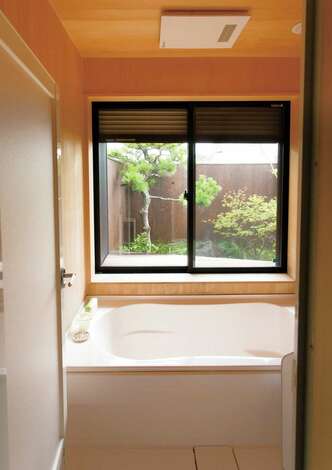 1日の疲れを癒す温泉宿のようなお風呂 木塀で目隠ししてあるので 裸のまま庭に出て 露天風呂気分を満喫することも出来る イエタテ