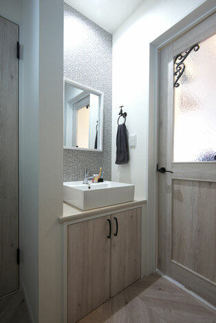 洗面台2階のホールにも洗面台を設置 朝の身支度に大活躍する タイル調のクロスがキュート イエタテ