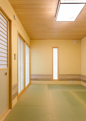 リビングとフラットにつながる6畳の和室 壁は調湿効果の高い珪藻土クロスを採用 客間として使うだけでなく 洗濯物をたたんだり 子どもを昼寝させ