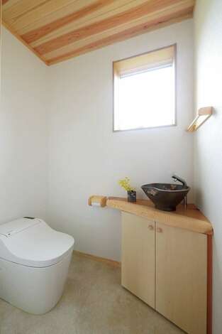 トイレは陶器のボウルと無垢のカウンターで和モダンに演出 イエタテ