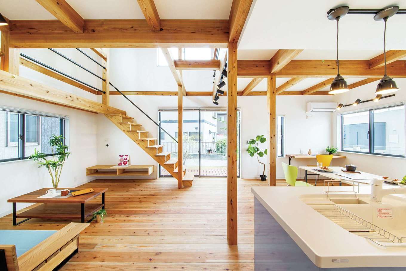 キッチンからは1階全体と庭が見渡せて 吹抜けを介して2階の気配も伝わってくるので安心 イエタテ