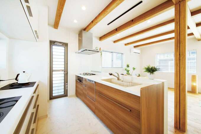 明るいキッチンは奥さまのお気に入り 作業スペースも広く 大人が数人入っても窮屈に感じない イエタテ