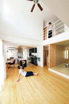 和室をフラットにするか 小上がりにするかですごく悩みました と奥さま 結果的に小上がりにしたことで こんな風に座って寛ぐこともできる イエ