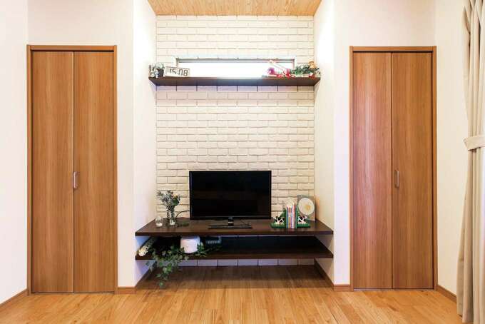 造作のテレビ台 壁はクロスではなく本物のタイルを貼ることで Ldkのアクセントになっている イエタテ