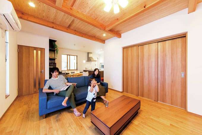 天井の一部をクロスではなく杉板張りに 床は無垢のクリ材を使うことで温かみのある空間に 天井の高さもほかより10cm上げて開放感を生んだ イエ