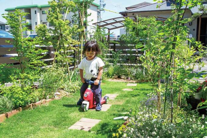 ご家族で作り上げたお庭で 子どもものびのび遊べる イエタテ
