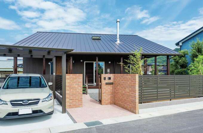 南側から見ると平屋のよう 深い軒は目隠しにも イエタテ