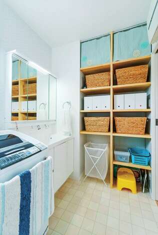 洗面室の一面を天井まで使える収納棚に 中に入れるカゴなどの寸法に合わせて作り 気持ちよく収まる イエタテ