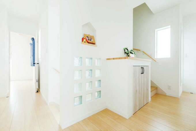 2階ホールに光を入れるため 壁にガラスブロックをはめこんだ ニッチや収納は 高さカタチを整えイメージ通りの統一感を イエタテ