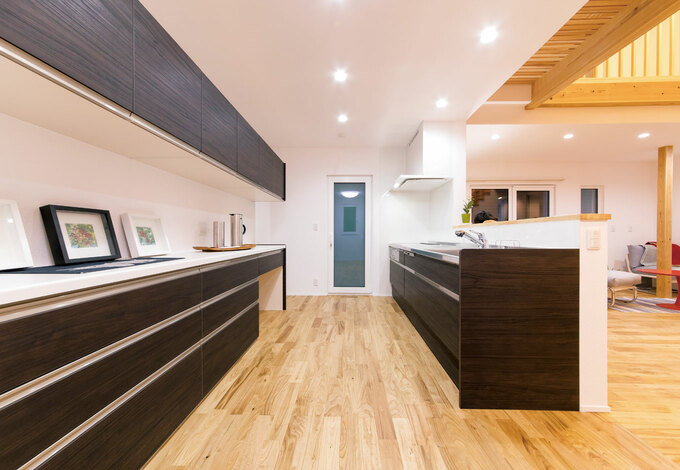 テレビを見ながら食事しないよう リビングとゾーニングした9畳のダイニングキッチン ロングスパンのカップボードもおしゃれで使いやすい イエタテ