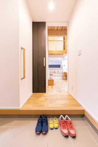 ゆったりとした玄関ホール ホタテ漆喰の塗り壁が不快な湿気や乾燥を軽減してくれる イエタテ