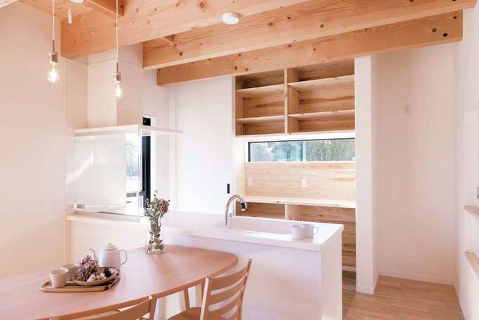 キッチンの背面収納は普段はオープンにして使いやすく 来客時には引き戸を閉めれば 生活感を瞬時に隠して美しく整った空間に イエタテ