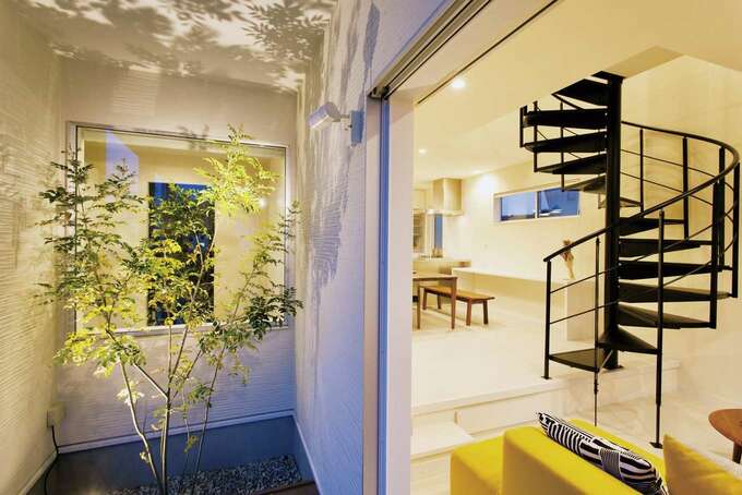 室内のどこからでも中庭が見えるh型のフォルムがs邸の特徴 イエタテ