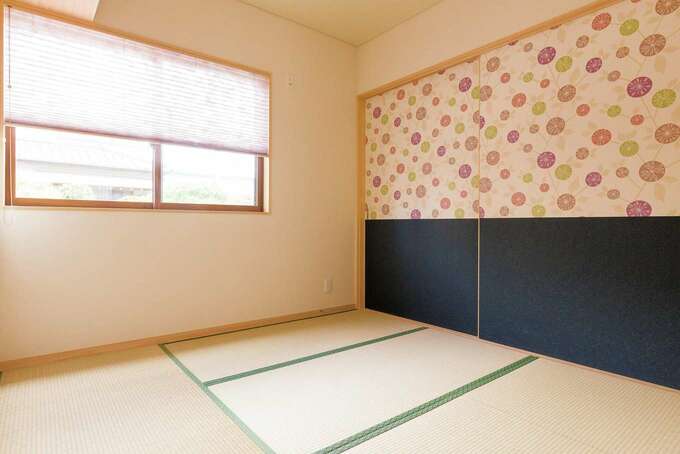 珪藻土クロスを基本にトイレや家事スペース ふすまなどは個性的な壁紙に イエタテ