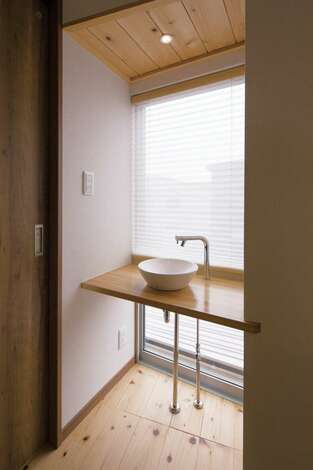 Fixの大きな窓から眺望を楽しめる2階の洗面台 無垢のカウンター 洗面ボウル むき出しの水道管がバランス良く調和している イエタテ
