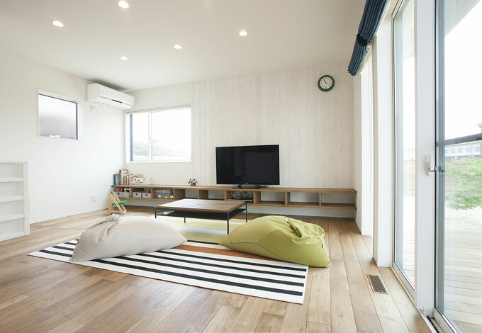 部屋の一番奥にあるリビングにはソファなどは置かず 座って過ごすスタイル 人目を気にせずリラックスできる イエタテ