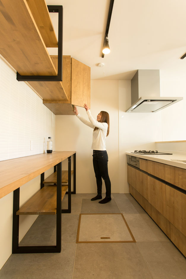 アイアンフレームのオープン収納 壁に白いタイルをあしらってカフェっぽく システムキッチンの面材に木を使いやさしい雰囲気に仕上げた 雑貨好きな