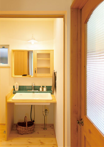 造作洗面台は 使い勝手が良く見た目もスマート 近くには タオルや着替えをしまえる壁面収納が備わる イエタテ