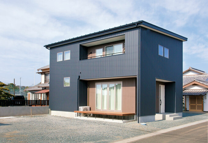 外壁は黒のガルバリム鋼板 南面にはインナーバルコニーとデッキを設けて日当たりの良さを有効利用 イエタテ