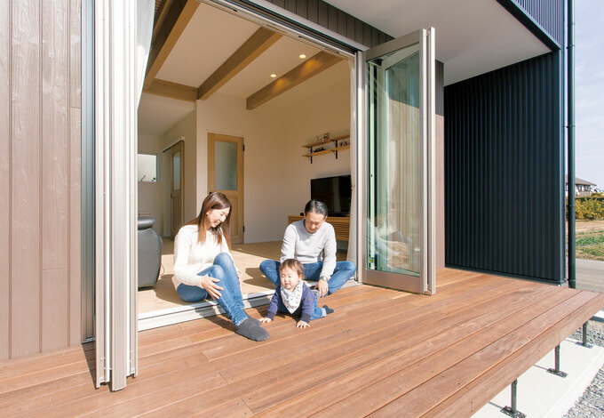 全開口の窓を開け放つと リビングとデッキが一体化して 屋外へと広がる開放感を楽しめる デッキは屋根付きなので雨が降り込む心配もない イエタテ