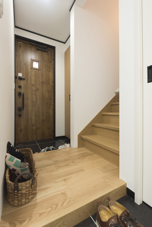 事務所側から見た玄関 ホールを共有にして玄関からも事務所からも行き来できる動線を確保した 後からの設計変更だったが 寸法に合わせたスリムタイ