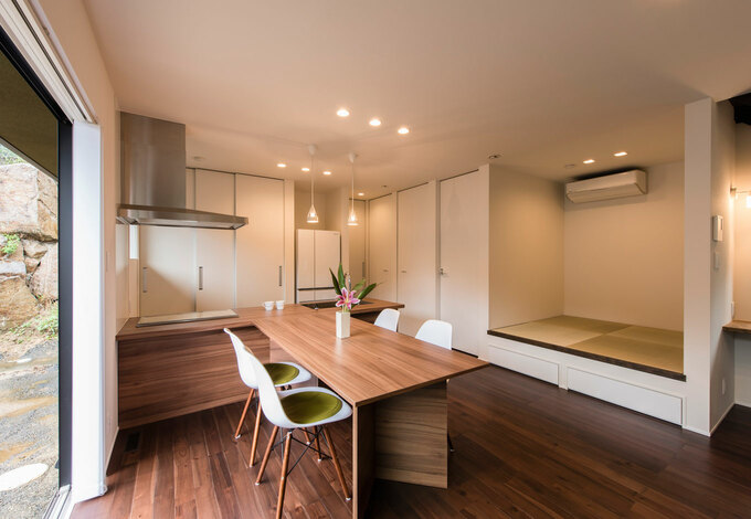 キッチン背面に収納を集約し 片付けも楽々 引き戸を閉めれば目隠しになるので 急な来客にも対応できる イエタテ