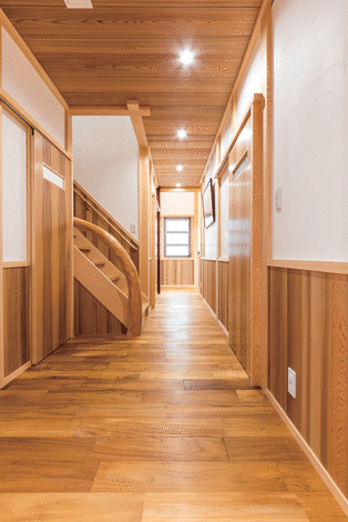 広々とした廊下 漆喰の壁 床 腰壁 天井もすべて無垢材 階段手摺は天然の曲がり杉を磨いて イエタテ