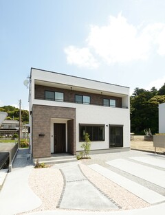 家族の絆を結ぶ家に、自然素材とモダンスタイルが融合