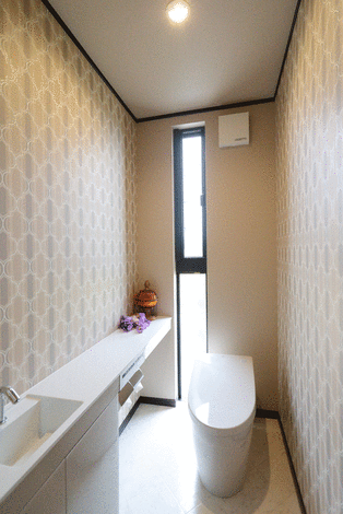 大柄のデザインの壁紙を採用したトイレには あえて縦長の窓を採用 デザイン性や明るさだけでなく スタイリッシュな空間に見える心理的な効果も イ