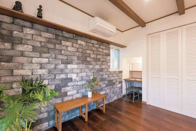 ルーバードアとリビングの壁の一面のタイルがヴィンテージな雰囲気 階段下を書斎スペースに イエタテ