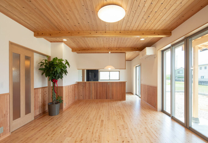 スギ材の腰壁と天井が印象的なldkは 24畳の大空間 床はやさしい色合いのサクラ無垢材をチョイス 明るくナチュラルな空間に仕上がった イエタ