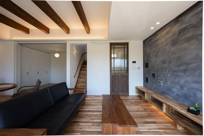 リビングの壁は蓄熱作用のあるデザインコンクリートを使用 冬はコンクリートが熱を蓄えて室内の暖かさをキープ コンクリートのインダストリアル感が