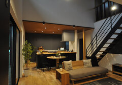 モダンな空間に音楽が響く、距離感のいい二世帯住宅