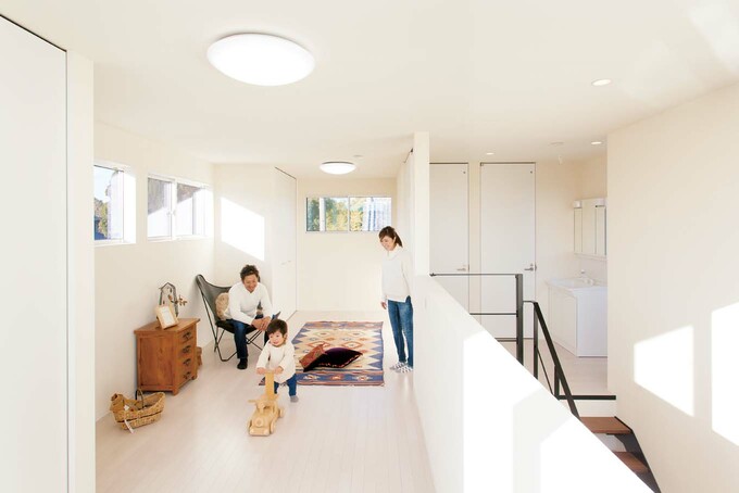 いずれは2部屋に分ける予定の2階子ども部屋 今は 子どもが自由に遊んだり ゆっくり読書をしたりできるセカンドリビングとして活躍 吹き抜けに仕