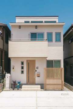 両隣に家が建っているため 採光をシミュレーションして 建物を若干前に出し 十分な日当たりを確保 イエタテ