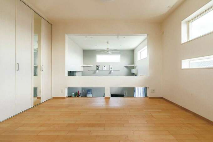 スキップフロアの子ども部屋は 将来的に間仕切りも可能 リビングと1 6mの段差があるので 腰壁にもたれてパパやママと話したり シャボン玉を飛