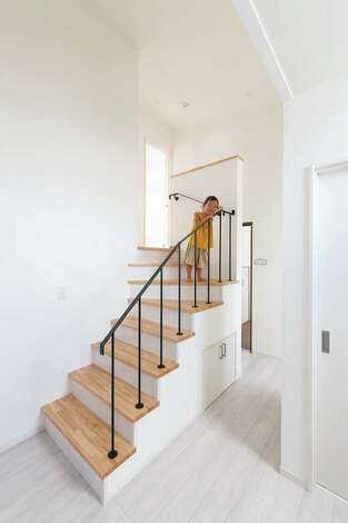 白い壁にアイアンが映える シンデレラ階段 でスキップフロアの子ども部屋へ イエタテ