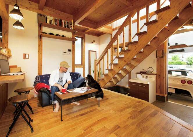 リビングからfixの窓越しにインナーガレージ内の愛車が見える こんな家で暮らすことに憧れていたんです イエタテ