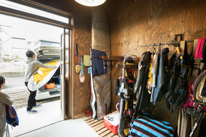 インナーガレージにはサーフボード 釣り道具 ガーニンググッズなどが収納されている 蛇腹の扉を開け放てば ボードの積み込みも簡単 イエタテ